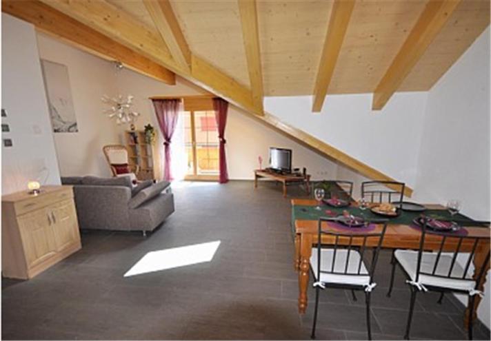Charming Penthouse Apartment Lauterbrunnen Room photo