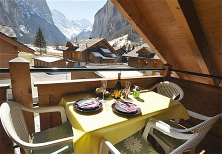 Charming Penthouse Apartment Lauterbrunnen Room photo