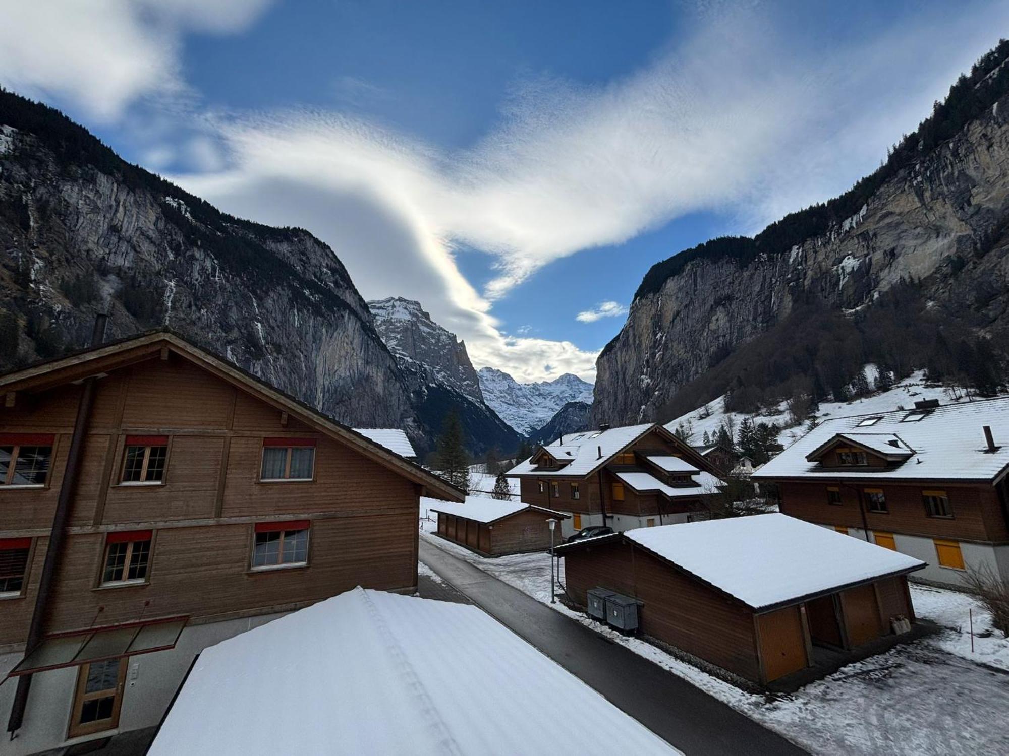 Charming Penthouse Apartment Lauterbrunnen Exterior photo
